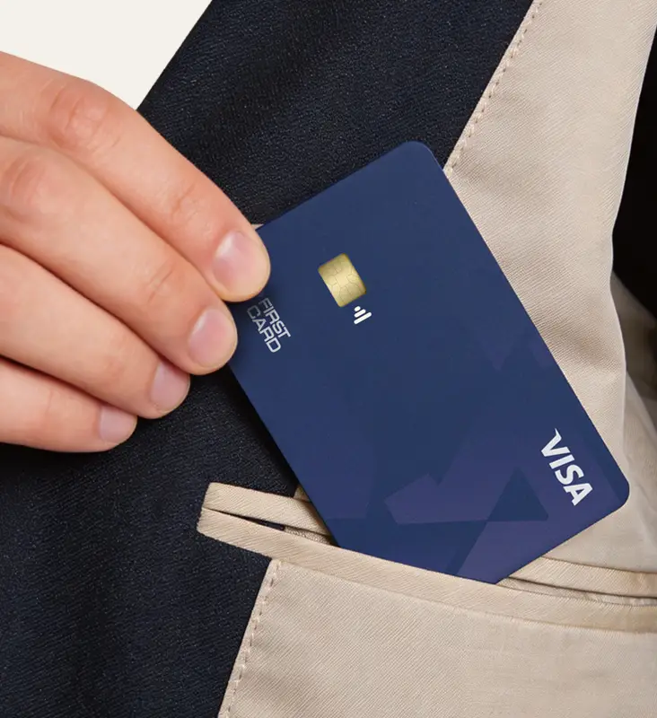 Homem colocando cartão da First Card dentro do bolso interno do palitó